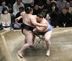 　大相撲夏場所13日目、大関対決で琴桜（左）を寄り切って２場所連続優勝を決めた＝５月23日、東京・両国国技館