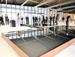 廃油で満たされた鉄製プールが存在感を醸し出すアート格納庫Ｍ＝３０日、倉吉市秋喜