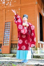 夏山の安全を願い、清めの儀式を行う橋本宮司＝１９日、香美町村岡区大笹の大山祇神社