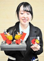 台紙を切り抜いて完成させるぺ－パークラフトとアクリルスタンド（右）