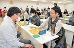 真剣勝負を繰り広げる参加者ら＝３日、鳥取市富安２丁目の日本海新聞ビル５階ホール