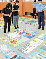 真剣な面持ちで優秀作品を選ぶ審査員＝２８日、新温泉町戸田の美方署