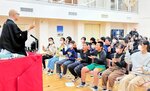 権之助さん（左）の指導で落語のしぐさを体験する境小の児童ら
