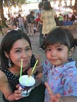 　松永拓也さんの妻真菜さん（左）と長女莉子ちゃん＝２０１８年８月（松永拓也さん提供）