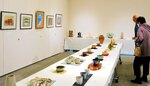 陶芸作品と絵画の展示コーナー