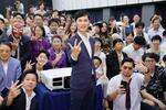 　落選が決まった後、支援者らと写真に納まる石丸伸二氏（中央）＝７日、東京都新宿区