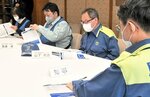 平井知事（右）に被災地での活動報告を行う派遣職員ら