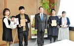 非住宅部門で最優秀賞に輝いた宮原さん（左から２人目）とエコファイン鳥取の竹内さん（右から２人目）＝３０日、鳥取県庁