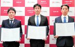 協定書に調印した（左から）ＮＴＴ西日本の小田晃弘島根支店長、山陰合同銀行の高橋毅営業統括部長、島根県警の中井淳一本部長