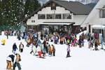  リフト待ちの長い行列をつくる来場者＝２１日、若桜町〓米のわかさ氷ノ山スキー場　※は券の刀が旧