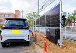 垂直型太陽光発電システム「ソラミンゴ」とＥＶ充電システム（山陰酸素工業提供）