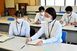 コンクール前、警察官役と目撃者役に分かれて似顔絵の作成を体験する参加者＝１３日、鳥取県警本部
