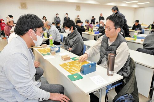 真剣勝負を繰り広げる参加者ら＝３日、鳥取市富安２丁目の日本海新聞ビル５階ホール