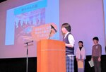 ハンセン病患者への差別について学んだ内容を発表する小学生＝１７日、香美町の香住区中央公民館