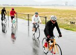 白砂青松の弓ケ浜サイクリングコースを走る参加者＝２８日、境港市佐斐神町
