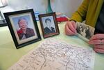 　父佐藤勇蔵さんと写った家族写真や、母と兄の遺影＝２月、東京都杉並区