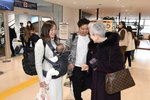 親族との再会を喜ぶ帰省客＝２９日、鳥取市の鳥取砂丘コナン空港