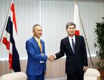 　会談に臨む警察庁の楠芳伸長官（右）とタイ警察のタッチャイ人身取引対策センター長＝９日午後、警察庁