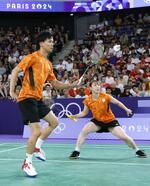 　混合ダブルス１次リーグ　台湾ペアと対戦する渡辺勇大（左）、東野有紗組＝パリ（共同）
