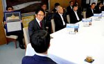 受賞を報告する県内企業の代表ら＝２日、鳥取県庁