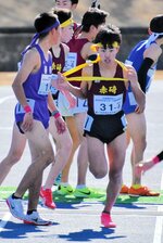 男子　赤碕は３区で順位を七つ上げた松田（左から２人目）からたすきを受けた４区山本が１２人を抜く快走を見せる＝滋賀県希望が丘文化公園