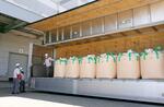 　アイリスオーヤマの精米工場に到着した備蓄米＝２９日午前、宮城県亘理町