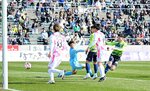 鳥取－宮崎　ガイナーレは後半２７分、混戦から田中翔（右）がゴールを決めて先制する＝Ａｘｉｓバードスタジアム