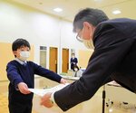 県知事賞の賞状を受け取る中嶋君（左）＝５日、倉吉市上井町１丁目の日本海新聞中部本社ホール