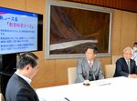 新名称の「教育科学コース」について説明する原田学長（中央）＝２６日、鳥取県庁