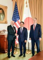 　米財務省でラトニック商務長官（左）と握手する赤沢経済再生相。右はベセント財務長官＝３０日、ワシントン（共同）