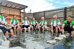 一番風呂に漬かり河原風呂の再開を喜ぶ関係者＝５日、鳥取県三朝町三朝の河原風呂