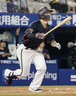 　８回オリックス２死一、三塁、西川が右越えに勝ち越し二塁打を放つ＝横浜