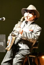 極上の演奏で来場者を魅了するＭＡＬＴＡさん＝２９日、倉吉市の倉吉未来中心