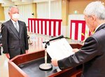 ２年間の学習過程を終えて修了証書を授与される本科生（左）＝１５日、新温泉町の浜坂多目的集会施設