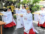 剣御崎勝田神社で浦安の舞を奉納する児童たち