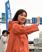 当選から一夜明け、街頭活動で市民らに手を振る亀井氏（手前）＝２９日、松江市朝日町