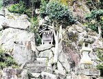 花こう岩に囲まれた西宮神社。手技の神さまとして全国から職人が訪れる。歌手の森山直太朗さんも鳥居前で歌を披露した