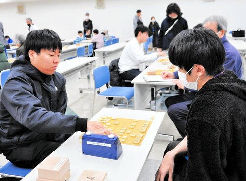 決勝で戦う本池さん（左）と原田さん