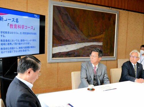新名称の「教育科学コース」について説明する原田学長（中央）＝２６日、鳥取県庁