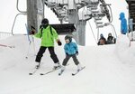 リフトから続々と降り立つスキーヤーたち＝２７日、若桜町※米のわかさ氷ノ山スキー場