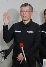 　東京電力柏崎刈羽原発視察後に取材に応じる原子力規制委員会の長崎晋也委員＝２７日午後、新潟県