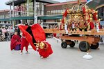 大みこしの前で奉納される麒麟獅子舞＝２１日、鳥取市国府町新通り３丁目のマルイ国府店駐車場