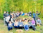 ウッドヘンジを囲んで笑顔の参加者ら