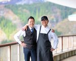 「週末Ｗワーク」の応募を呼びかける山本さん（左）と岸本さん（中一＆スマイルカンパニー提供）