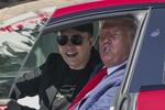 　テスラ車に乗るイーロン・マスク氏（左）とトランプ米大統領＝２０２５年３月、ワシントン（ＡＰ＝共同）