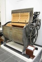 　昭和初期に製造されたドライクリーニング機＝東京都大田区