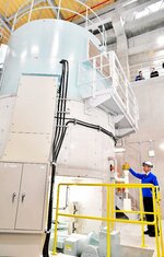 発電所の再整備に伴い新設された発電機＝１３日、日野町上菅