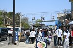 大型連休後半に入り、にぎわう鳥取市の鳥取砂丘＝３日午前