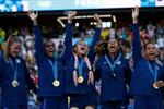 　パリ五輪のサッカー女子で優勝し、金メダルを胸に喜ぶロッドマン（中央）ら米国の選手＝２０２４年８月、パリ（ＡＰ＝共同）