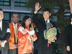 泉代表（右）と共に登壇し支持を訴える亀井候補＝２７日、松江市殿町